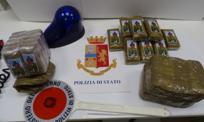 Professionista di Intra fermata dalla Polizia: a bordo dell'auto 3 kg di droga