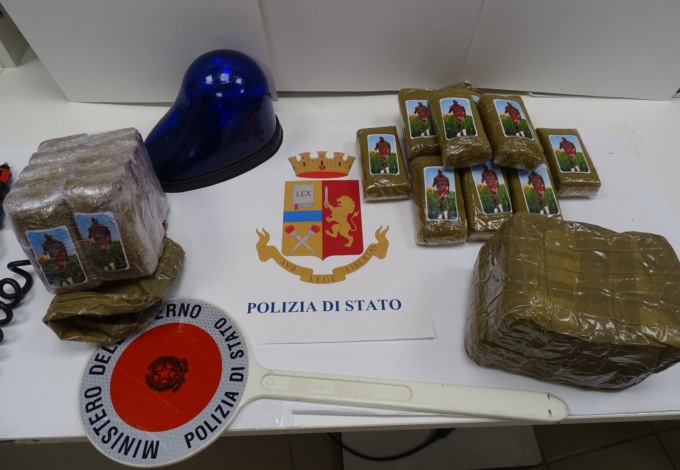 Professionista di Intra fermata dalla Polizia: a bordo dell’auto 3 kg di droga