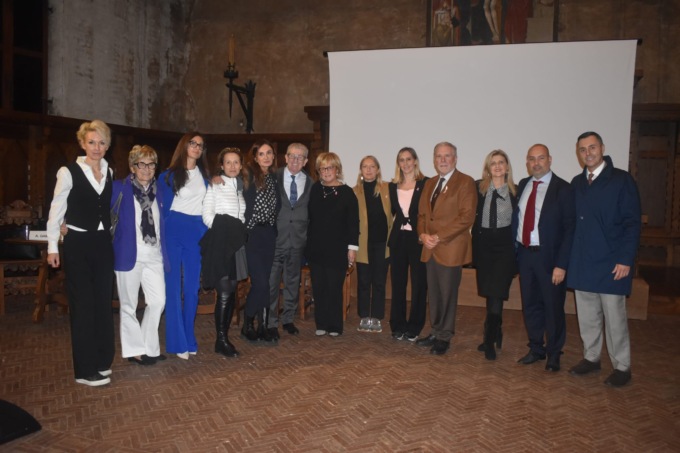 Arengo del Broletto gremito per il convegno sul tumore al seno