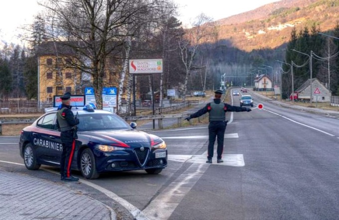 Raffica di denunce nel Vco: uomo danneggia a martellate tombe e un altro dorme in un’auto rubata