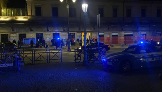 Infranta una vetrina per rubare le birre: la Polizia indaga