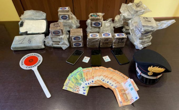 Più di 13 kg di droga nascosti in un armadio: arrestato uomo a Cureggio