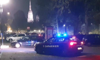 Operazione dei carabinieri a Novara: 150 persone e 60 veicoli controllati. Due locali del centro multati