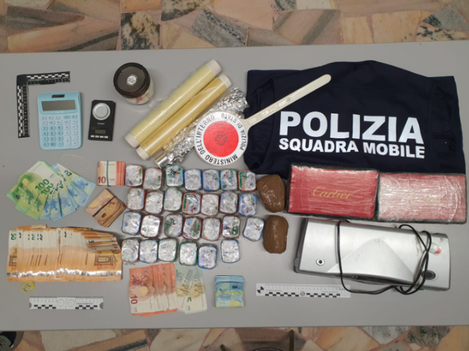 3 kg di cocaina e oltre 16mila euro in contanti: due arresti a Galliate