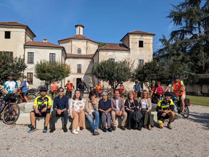 A Cameri inaugurato il bike hotel