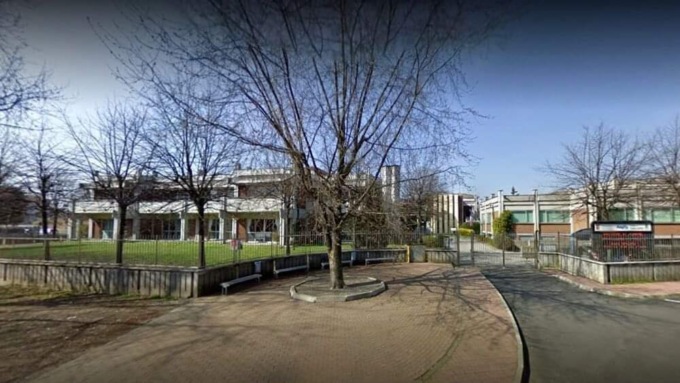 Scuola Don Milani di Trecate: partiti i lavori di rifacimento della copertura del teatro