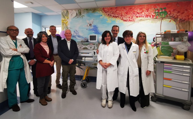 Donata un’incubatrice da trasporto alla pediatria di Borgomanero