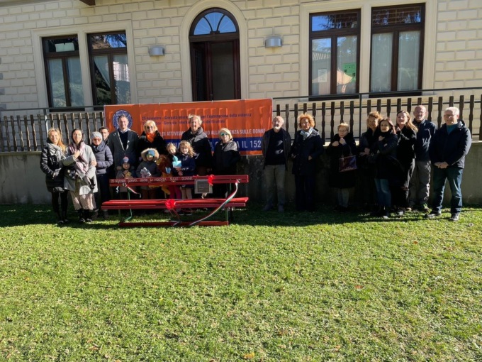 Inaugurata la “Panchina Rossa” nel giardino del municipio di Comignago