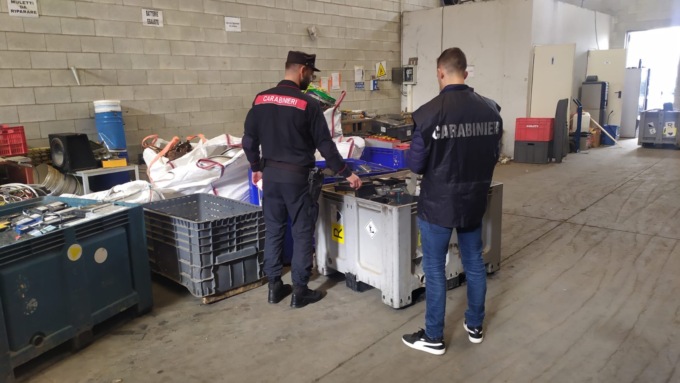 Trecate rubano rame e batterie da un capannone: arrestati