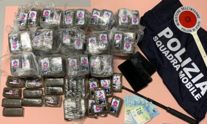 Novara non si fermano all'alt e speronano l'auto della polizia: avevano 16 kg di droga, arrestati