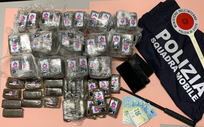 Novara non si fermano all’alt e speronano l’auto della polizia: avevano 16 kg di droga, arrestati