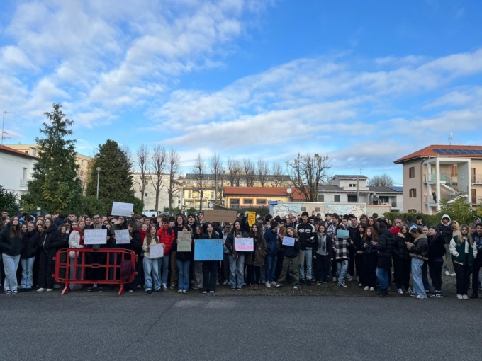 Il Ministro dell’istruzione Valditara contestato ad Arona – VIDEO