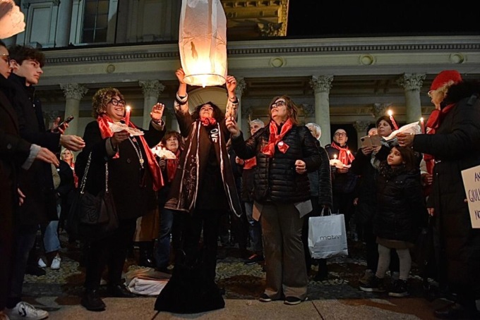 Fiaccole accese per ricordare Giulia e dire basta alla violenza