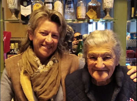 A 99 anni dietro al bancone del bar: “Lavoro per stare in mezzo alla gente”