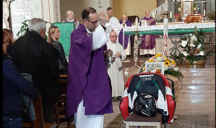 Una folla per il saluto ad Alessandro, papà 37enne morto in un incidente