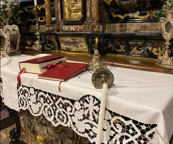 Si introducono in chiesa di notte e rubano le reliquie dei Santi