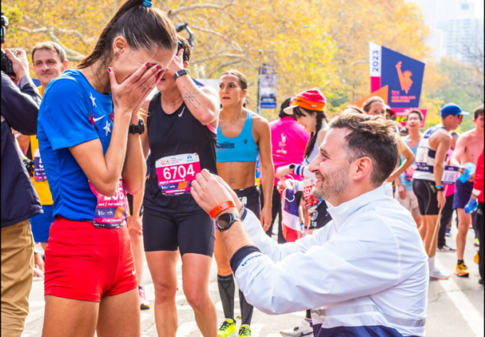Corre la Maratona di New York e al traguardo riceve la proposta di nozze