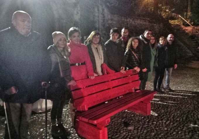 La panchina rossa di Castelletto è più forte dei vandali: inaugurata nuovamente dopo i danneggiamenti del 2021