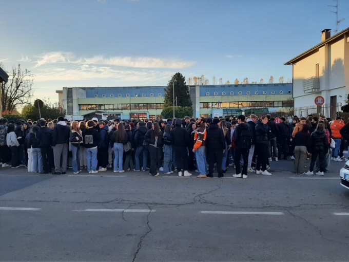 Manifestazione degli studenti al Fermi di Arona – VIDEO