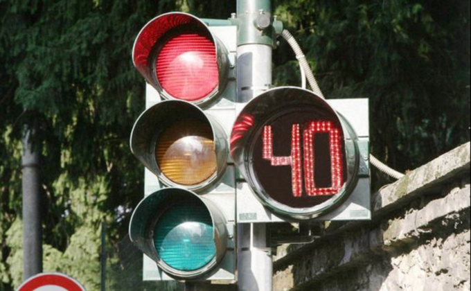 Semaforo in via Sempione: le critiche dei cittadini e le spiegazioni del sindaco
