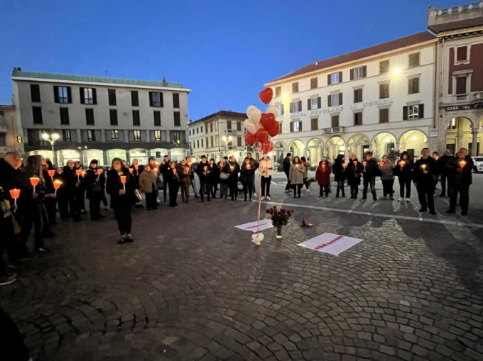 A Trecate fiaccole e palloncini per Giulia e le altre vittime di violenza