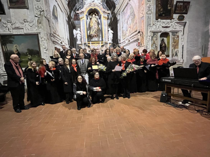 Schola cantorum in concerto per le donne: serata di emozioni a Trecate