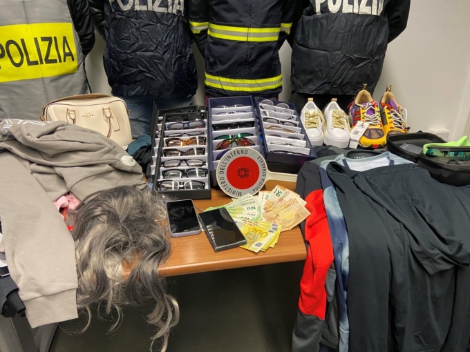 Scappano contromano sulla A4 dopo un furto: arrestati dalla polizia novarese