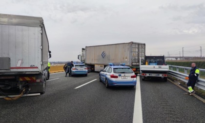 Assalto al blindato: la banda in fuga ha cosparso la strada di chiodi