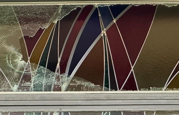 Vandali nella chiesa di Castelletto Ticino