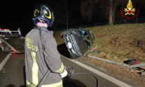 Auto ribaltate all’imbocco della A26: vigili del fuoco di Arona in azione