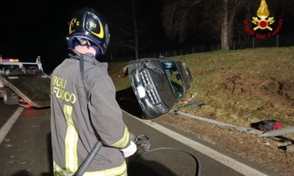 Auto ribaltate all’imbocco della A26: vigili del fuoco di Arona in azione