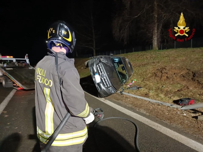 Auto ribaltate all’imbocco della A26: vigili del fuoco di Arona in azione