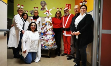 Babbo Natale ha fatto tappa oggi all’Asl di Arona durante le vaccinazioni dei bimbi