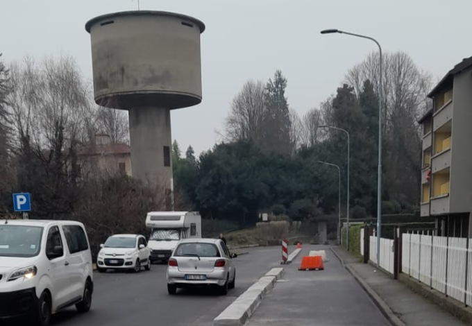La nuova pista ciclabile “della discordia” ad Arona: utile o no?