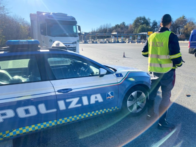 Polizia Stradale novarese: 18 veicoli pesanti controllati e 19 violazioni accertate