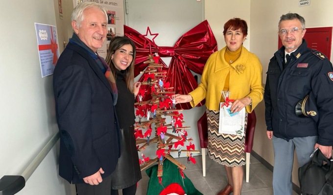 “Casa di giorno per anziani”: auguri natalizi e qualche consiglio sul prevenire le truffe