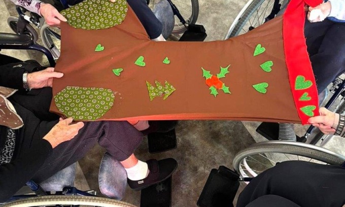 Le calze di Natale cucite dagli ospiti delle RSA per gli ospedali pediatrici e le famiglie in difficoltà