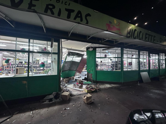 Spaccata dei ladri col furgone nella vetrina del negozio di bici a Castelletto Ticino
