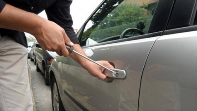 Ladri in azione ad Arona: raid di auto aperte