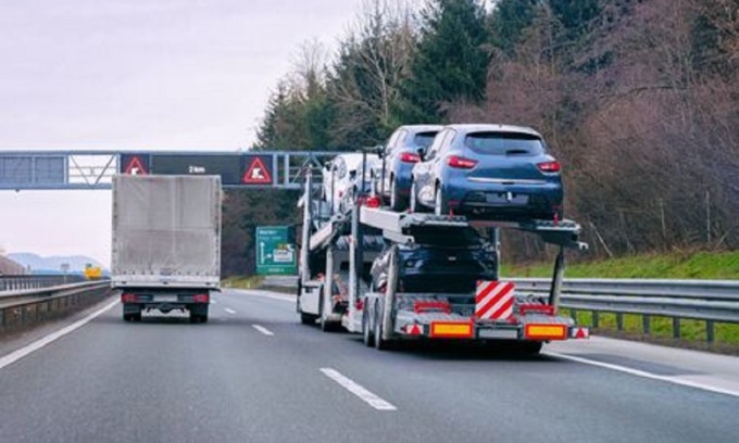 66enne rivenditore truffa concessionario: carica 3 auto sulla bisarca e sparisce