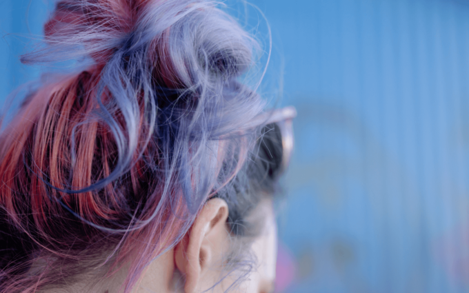 Mantieni brillante il tuo colore: la cura dei capelli colorati in ogni fase della vita