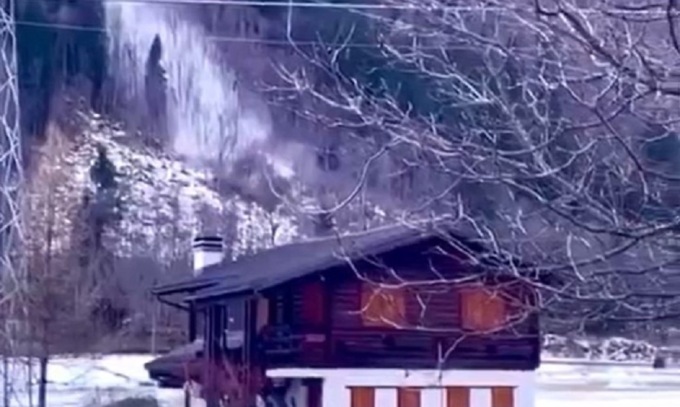 Il video della frana di Alagna: macigni che piombano sulla strada
