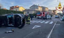 Rimane incastrato nell'auto ribaltata, intervento dei vigili del fuoco a Novara