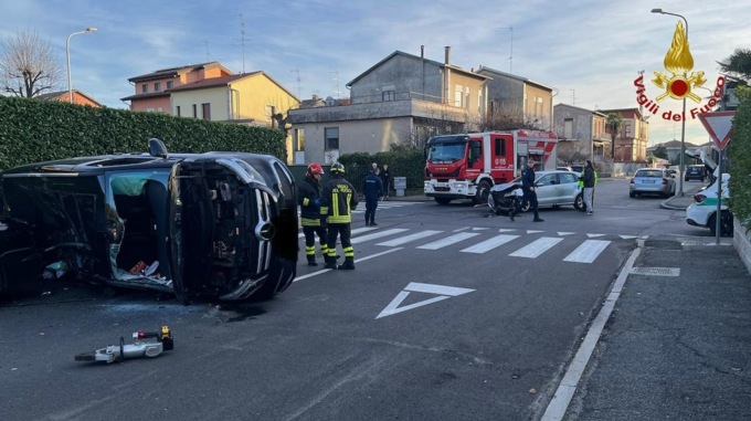 Rimane incastrato nell’auto ribaltata, intervento dei vigili del fuoco a Novara