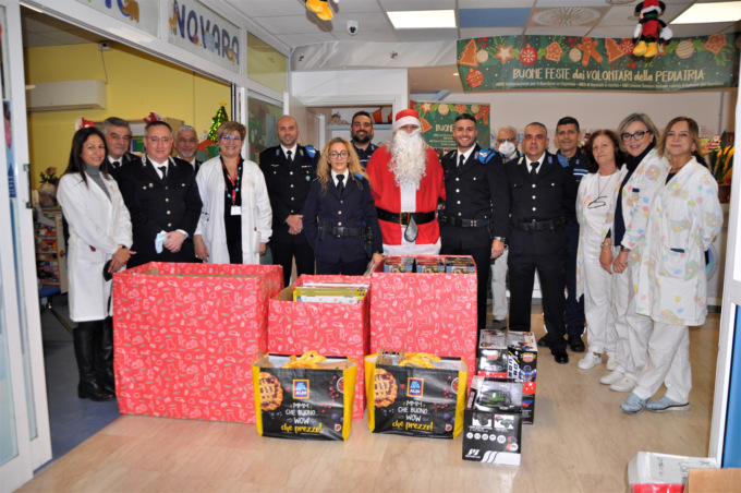 La Polizia penitenziaria si trasforma in Babbo Natale per i bimbi della Pediatria