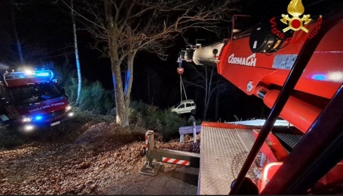 Si schiantano con l’auto nel dirupo: morti due coniugi