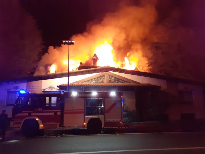 In fiamme la casa dei proprietari del Ristorante Pinocchio: IL VIDEO