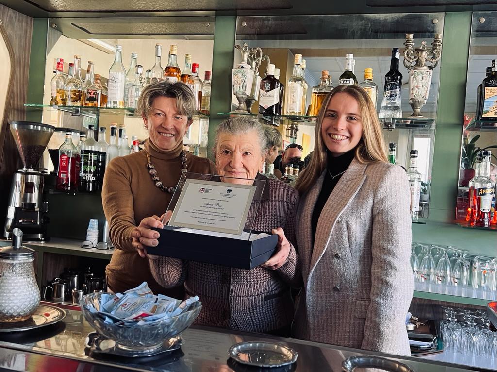 Anna Possi con la figlia Cristina e la nipote Aurora