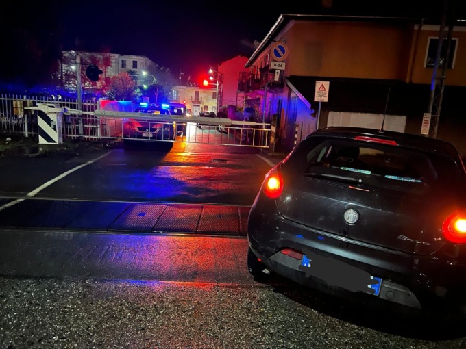 Auto bloccata sui binari: polizia salva una donna evitando un terribile incidente
