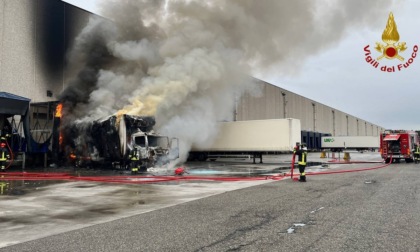 Camion a fuoco in un capannone a Cameri